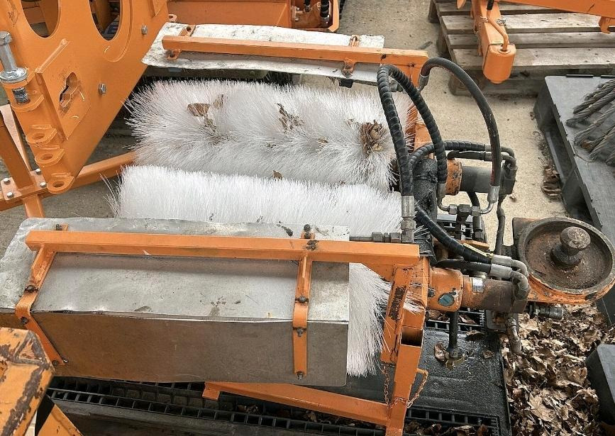 Leitpfostenwaschgerät Fiedler FLW 500 für Mähausleger Böschungsmäher Böschungsmulcher FfM 400 500 600 Leitpfostenwaschmaschine - Barredora cucharón: foto 2 Leitpfostenwaschgerät Fiedler FLW 500 für Mähausleger Böschungsmäher Böschungsmulcher FfM 400 500 600 Leitpfostenwaschmaschine - Barredora cucharón: foto 2