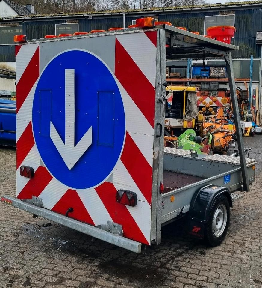 Trebbiner LED Absperrtafel 2019 FAT Sperrwand Verkehrsleittafel Verkehrsleitanhänger Verkehrssicherungsanhänger Leitanhänger VZ616 RSA21 - Remolque: foto 1 Trebbiner LED Absperrtafel 2019 FAT Sperrwand Verkehrsleittafel Verkehrsleitanhänger Verkehrssicherungsanhänger Leitanhänger VZ616 RSA21 - Remolque: foto 1