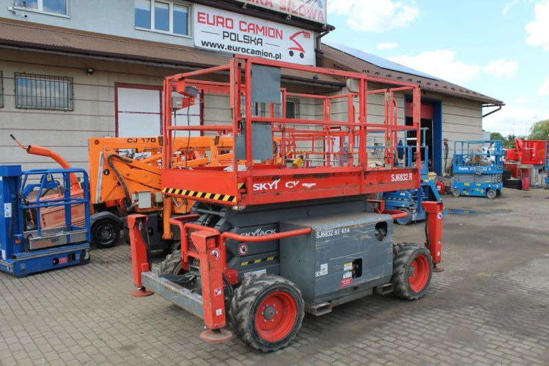 Podnośnik nożycowy 4x4 spalinowy 12 m Skyjack SJ6832RT - Plataforma de tijeras: foto 1 Podnośnik nożycowy 4x4 spalinowy 12 m Skyjack SJ6832RT - Plataforma de tijeras: foto 1