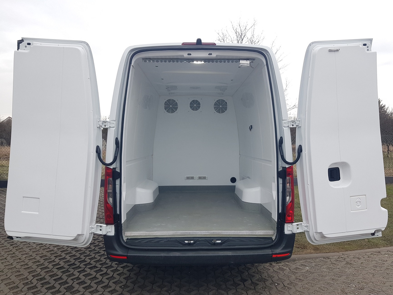 MERCEDES-BENZ SPRINTER MAXI CHŁODNIA AGREGAT 2 KOMORY GRZANIE KLIMA - Frigorífico furgoneta: foto 5 MERCEDES-BENZ SPRINTER MAXI CHŁODNIA AGREGAT 2 KOMORY GRZANIE KLIMA - Frigorífico furgoneta: foto 5