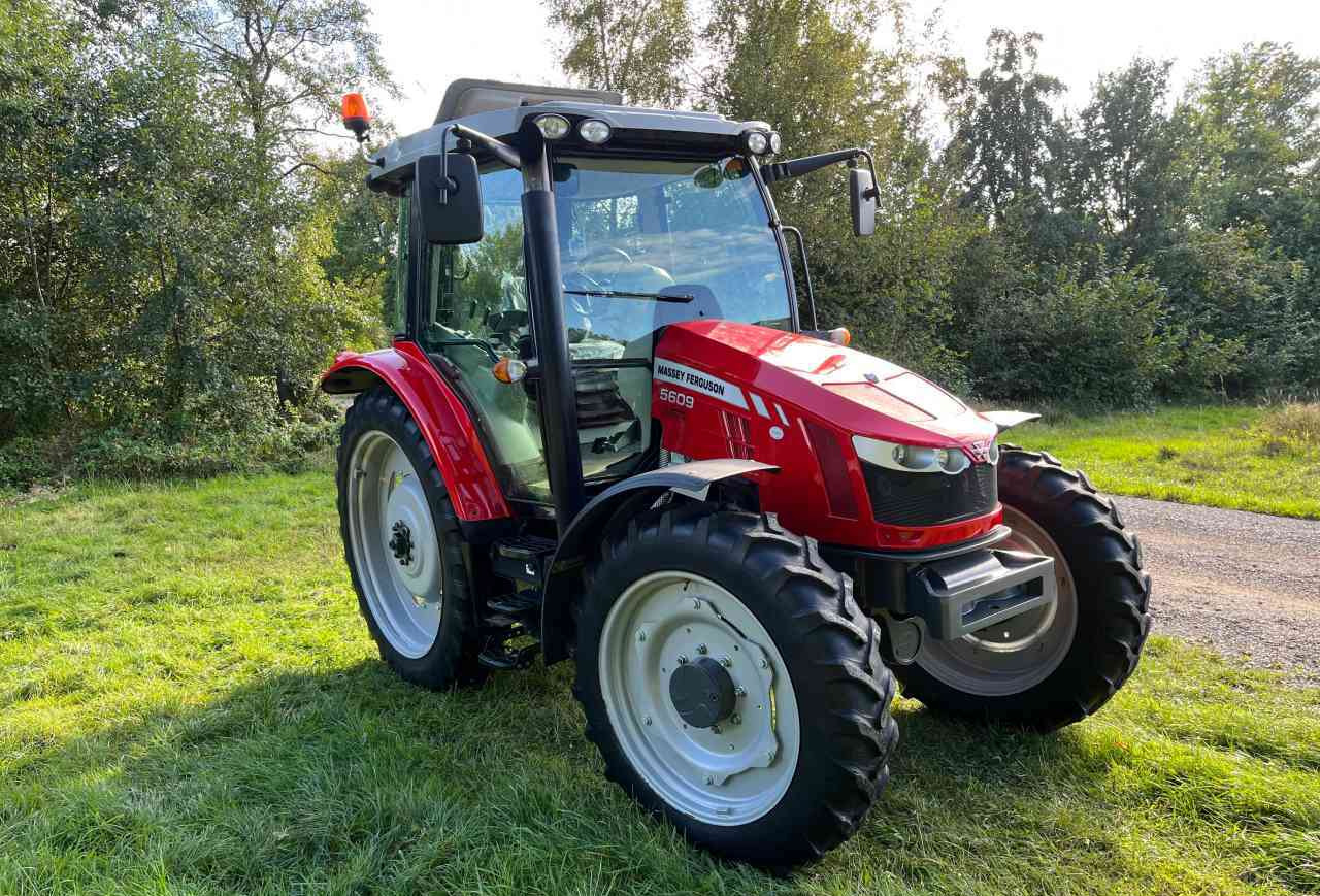 Massey Ferguson 5609 Dyna-4 Essential - Tractor: foto 2 Massey Ferguson 5609 Dyna-4 Essential - Tractor: foto 2