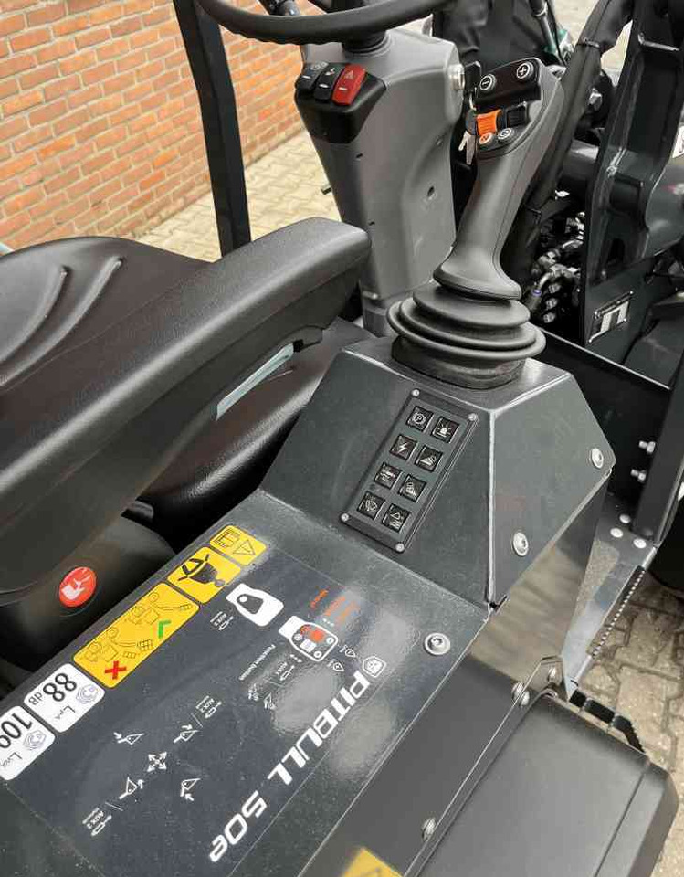 Cargadora de ruedas Pitbull 28-50E Elektrische minishovel, compact loader. Shovels: foto 6 Cargadora de ruedas Pitbull 28-50E Elektrische minishovel, compact loader. Shovels: foto 6