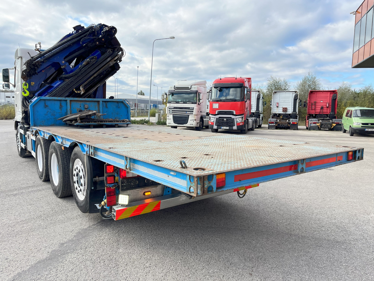 VOLVO FH 8x4 + Crane 48tm year 2006 + Jib + platform + tractor - Camión grúa: foto 5 VOLVO FH 8x4 + Crane 48tm year 2006 + Jib + platform + tractor - Camión grúa: foto 5