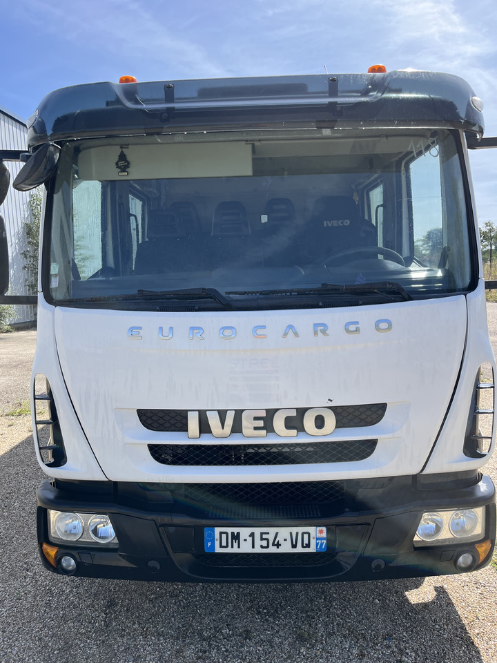 Iveco Eurocargo 100E22 caisse double cabine 7 places - Camión caja cerrada: foto 2 Iveco Eurocargo 100E22 caisse double cabine 7 places - Camión caja cerrada: foto 2