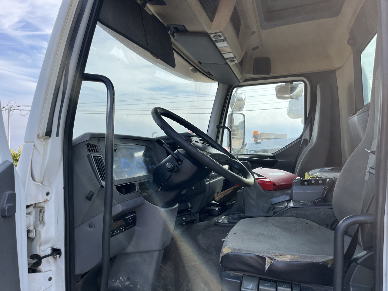 Leasing financiero de RENAULT Kerax 370dci 4x4 plateau grue Palfinger pk29002 leasing RENAULT Kerax 370dci 4x4 plateau grue Palfinger pk29002: foto 17