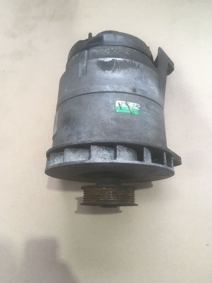 Bosch Lichtmaschine 140A Bosch 0120689587 / 0120689574 / 0120689571 0120689536 Mercedes Citaro - Alternador para Autobús: foto 1 Bosch Lichtmaschine 140A Bosch 0120689587 / 0120689574 / 0120689571 0120689536 Mercedes Citaro - Alternador para Autobús: foto 1