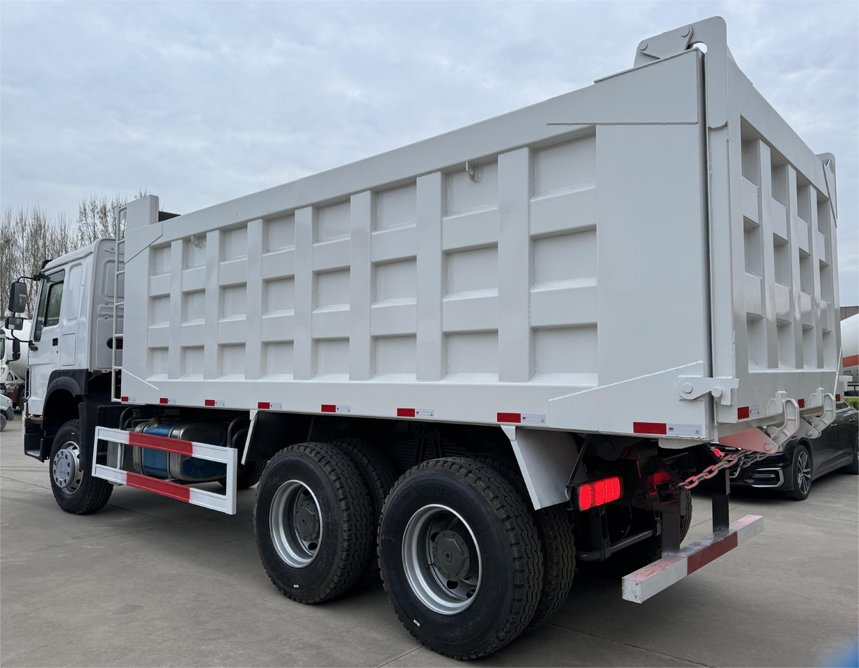 Sinotruk HOWO 371 dump truck tipper - Volquete camión: foto 2 Sinotruk HOWO 371 dump truck tipper - Volquete camión: foto 2