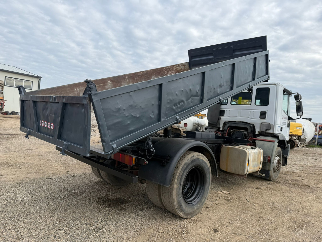 IVECO EUROTRAKKER TIPPER - Volquete camión: foto 3 IVECO EUROTRAKKER TIPPER - Volquete camión: foto 3