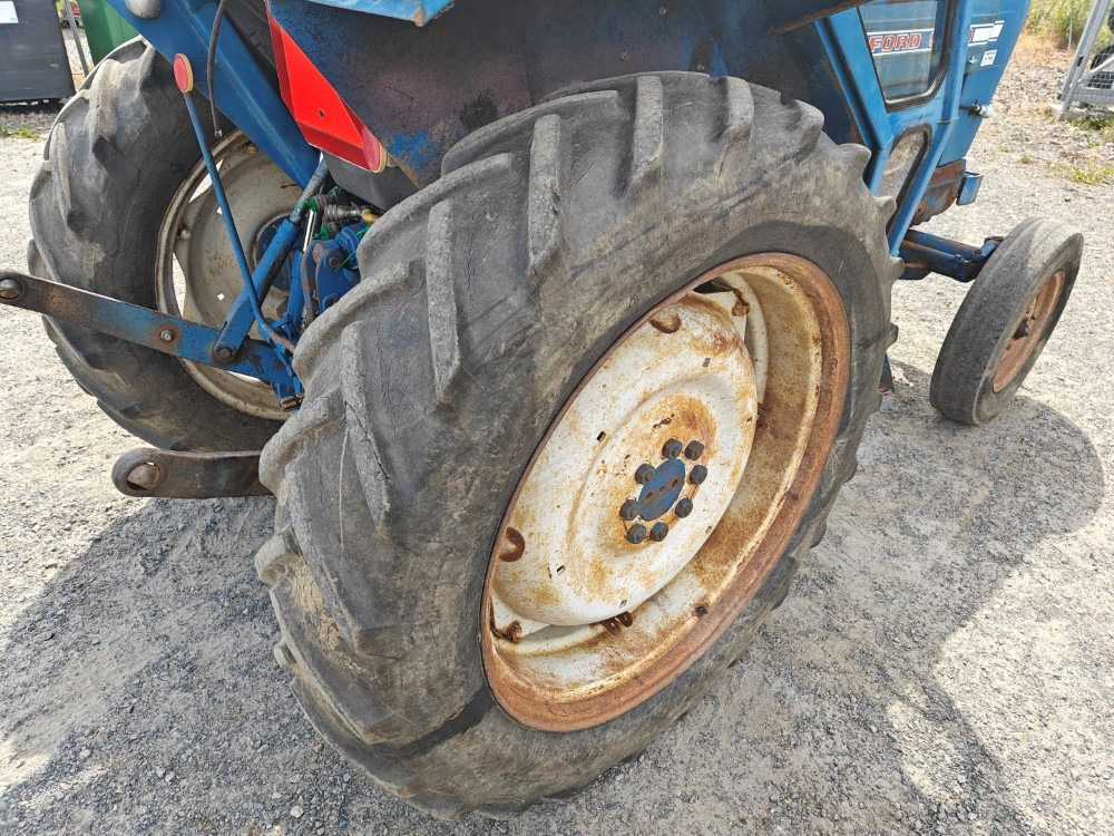 Tractor FORD 5000 traktori alkuperäiskuntoinen, Hara hytillä ja paljon hydrauliikkaa, katso video!: foto 11