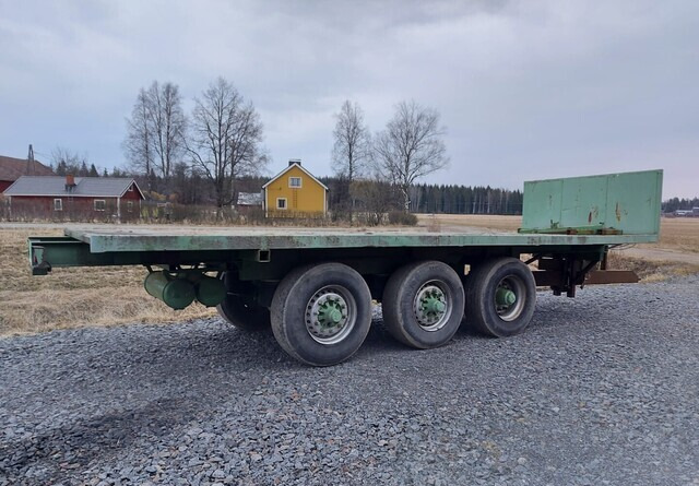 JALKALAVAKÄRRY - 3-akselinen ILMA-ALUSTAINEN KÄRRY MONEEN KÄYTTÖÖN - Remolque plataforma agrícola: foto 2 JALKALAVAKÄRRY - 3-akselinen ILMA-ALUSTAINEN KÄRRY MONEEN KÄYTTÖÖN - Remolque plataforma agrícola: foto 2