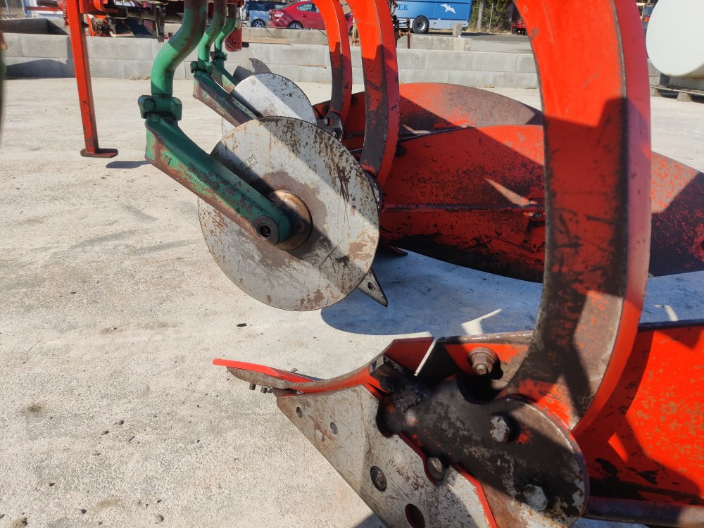 Kverneland AB8 sarka-aura 4-siipinen - Arado: foto 3 Kverneland AB8 sarka-aura 4-siipinen - Arado: foto 3