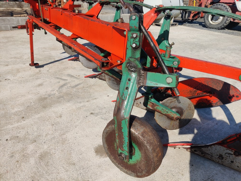 Kverneland AB8 sarka-aura 4-siipinen - Arado: foto 4 Kverneland AB8 sarka-aura 4-siipinen - Arado: foto 4