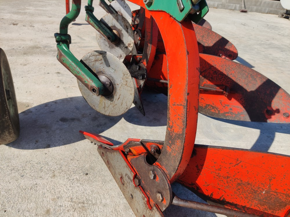 Kverneland AB8 sarka-aura 4-siipinen - Arado: foto 2 Kverneland AB8 sarka-aura 4-siipinen - Arado: foto 2