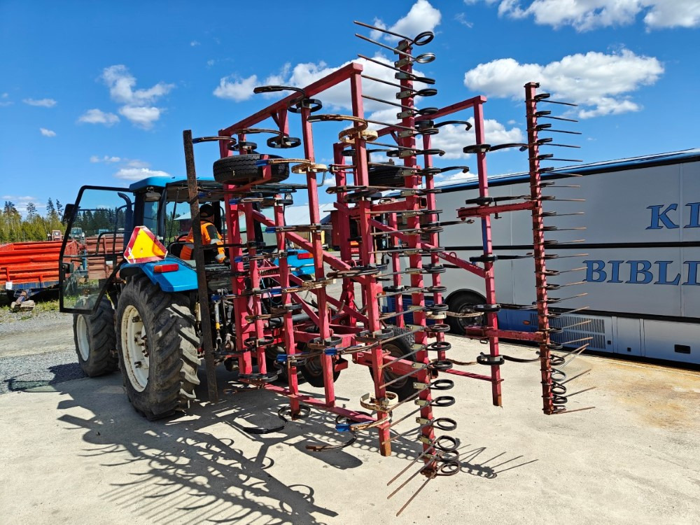 VM 450 cm, hydraulisesti taittuva, etulana ja jälkihara, katso video! - Grada de púas: foto 2 VM 450 cm, hydraulisesti taittuva, etulana ja jälkihara, katso video! - Grada de púas: foto 2