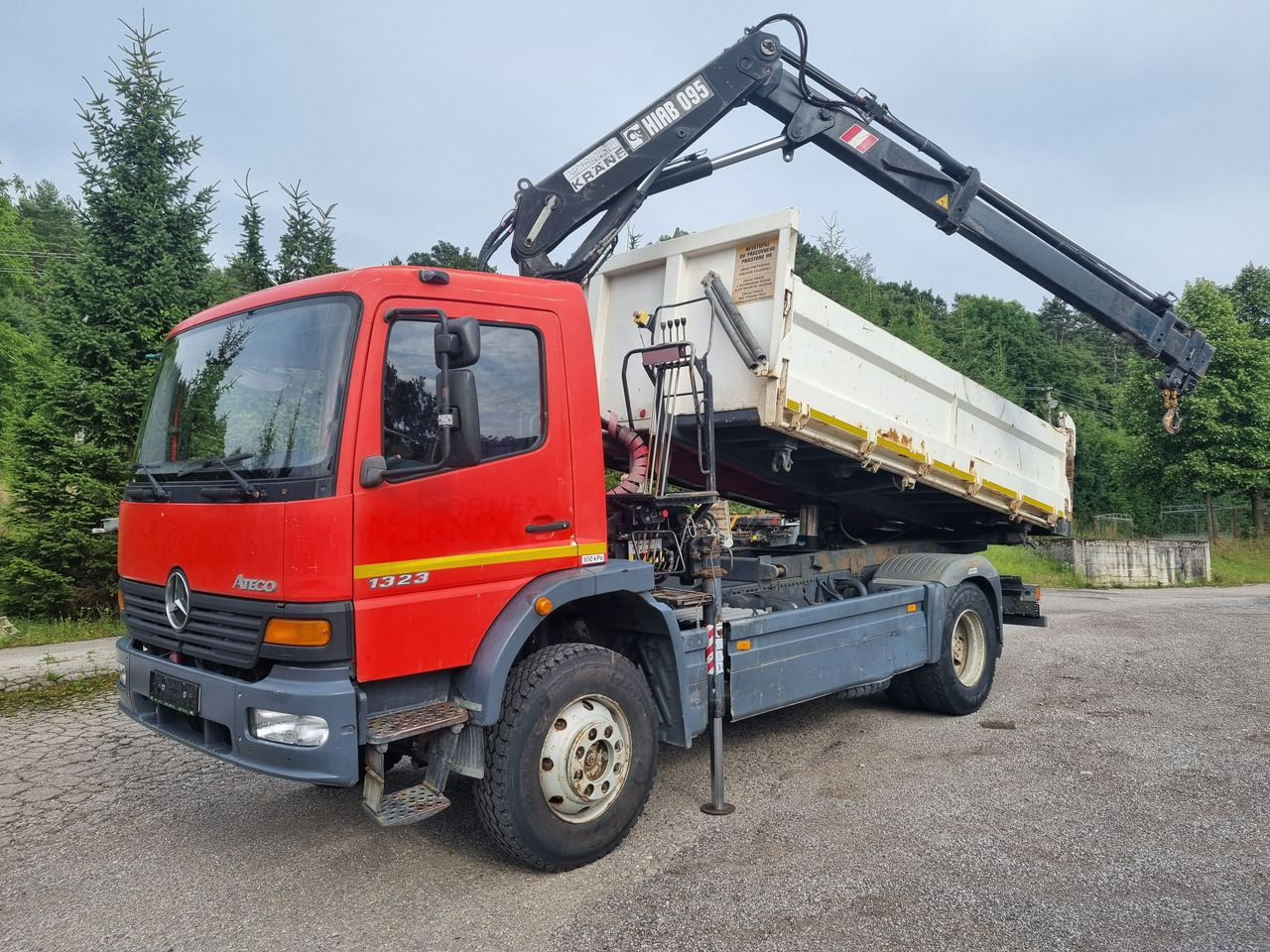 MERCEDES-BENZ ATEGO 1323 4x4 tipper + crane HIAB 095 - Volquete camión, Camión grúa: foto 1 MERCEDES-BENZ ATEGO 1323 4x4 tipper + crane HIAB 095 - Volquete camión, Camión grúa: foto 1