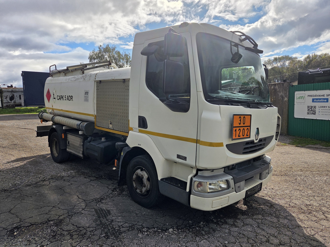 RENAULT MIDLUM 180.10 diesel tanker + dispensing + print - Cisterna camión: foto 3 RENAULT MIDLUM 180.10 diesel tanker + dispensing + print - Cisterna camión: foto 3