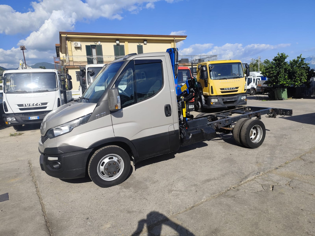 IVECO DAILY 35-130 - Volquete furgoneta: foto 2 IVECO DAILY 35-130 - Volquete furgoneta: foto 2