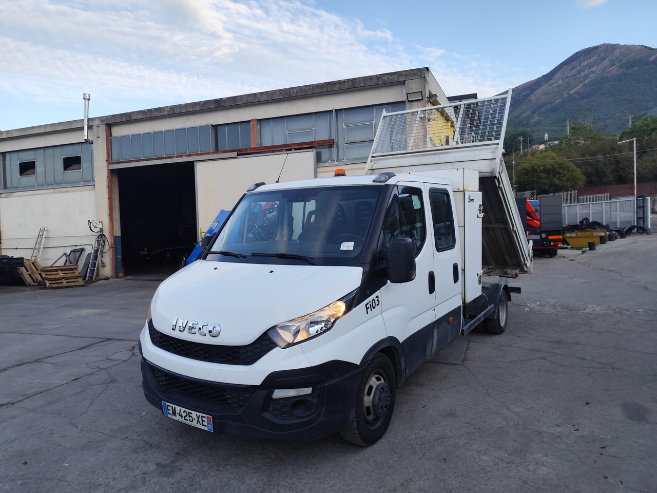 IVECO DAILY 35-140 - Volquete furgoneta: foto 1 IVECO DAILY 35-140 - Volquete furgoneta: foto 1