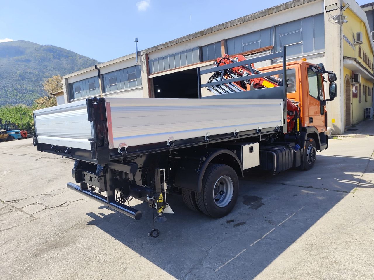 IVECO EUROCARGO 120-190L - Volquete camión, Camión grúa: foto 4 IVECO EUROCARGO 120-190L - Volquete camión, Camión grúa: foto 4