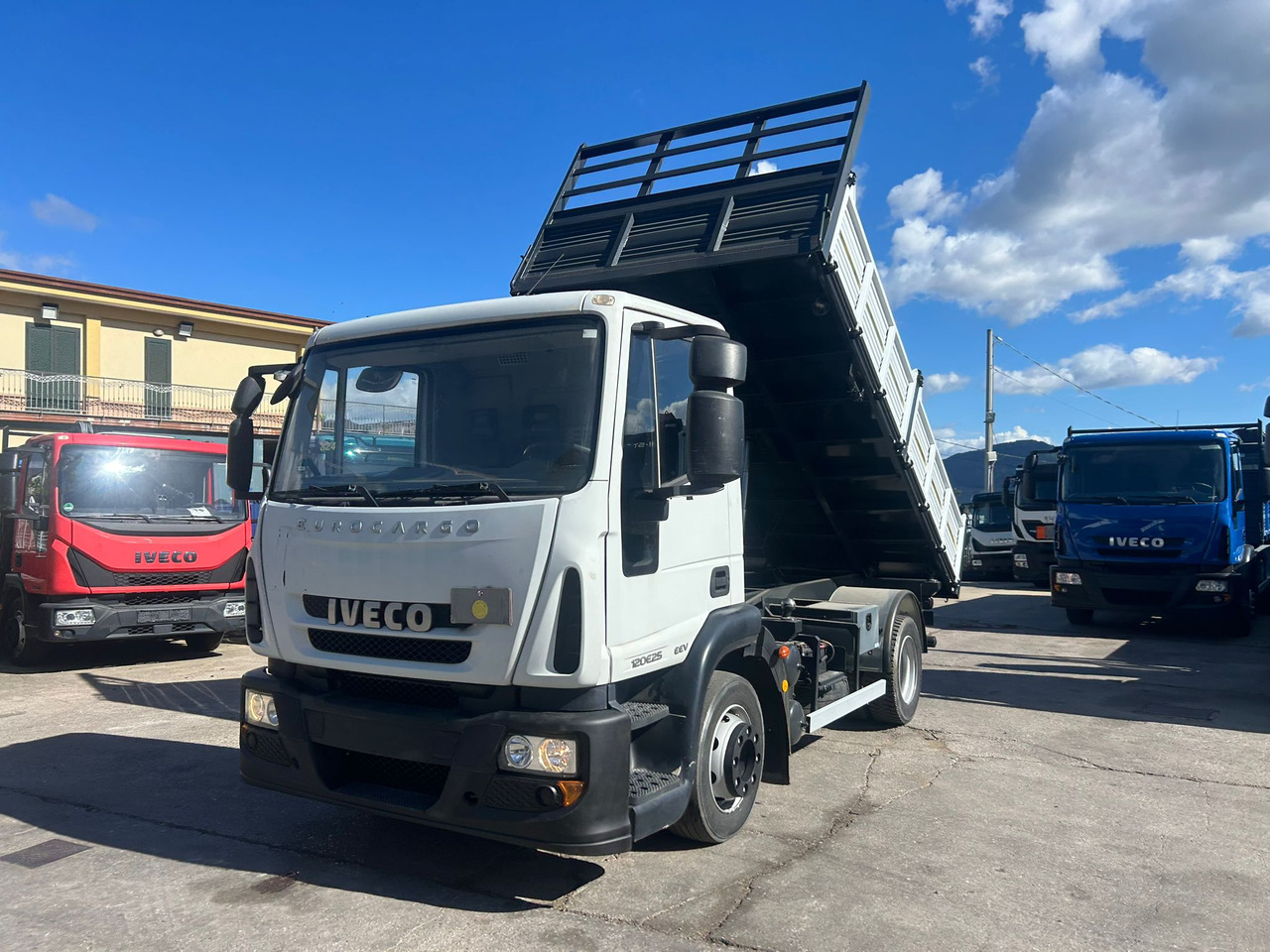 IVECO EUROCARGO 120E25 - Volquete camión: foto 4 IVECO EUROCARGO 120E25 - Volquete camión: foto 4