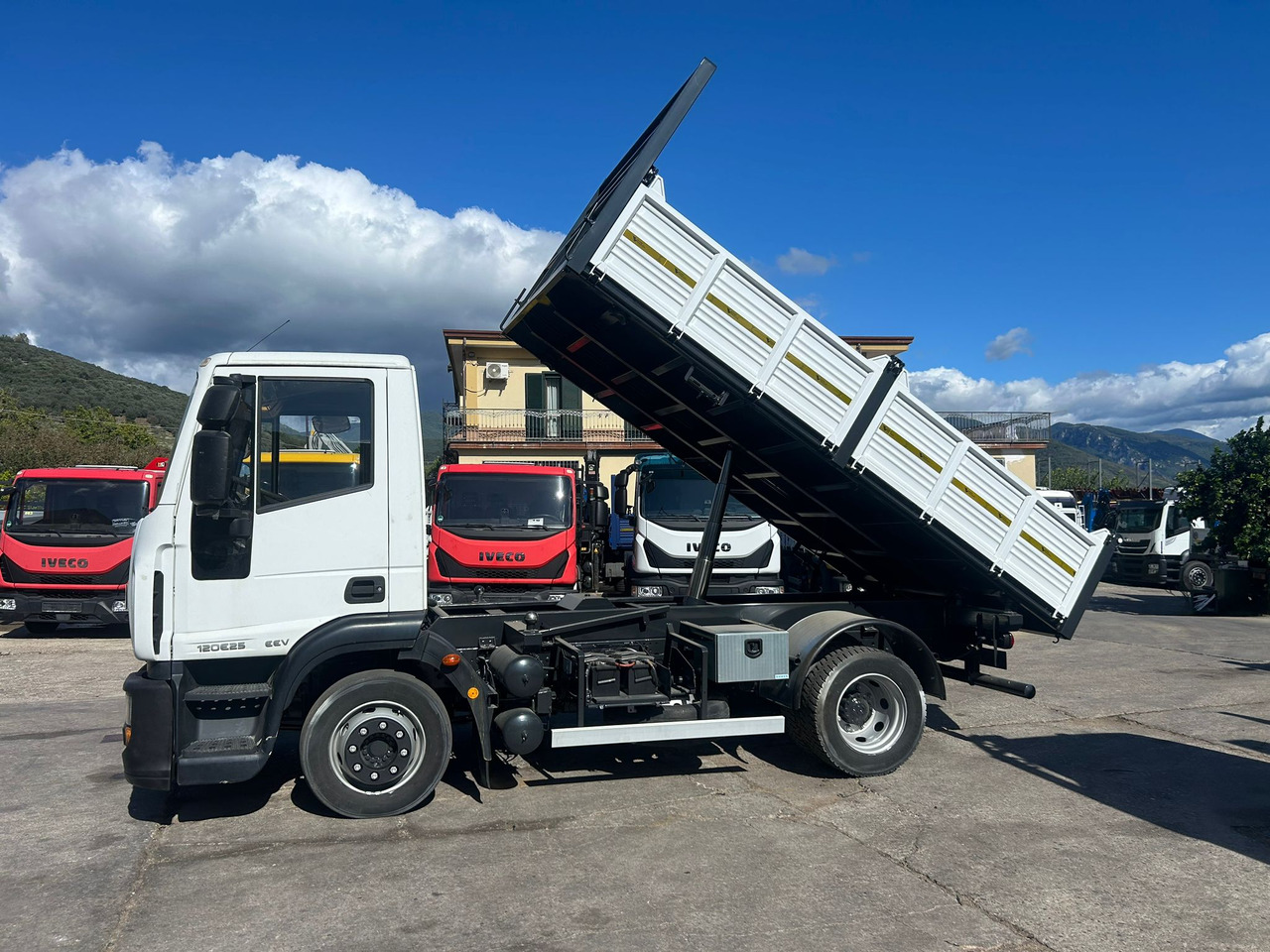 IVECO EUROCARGO 120E25 - Volquete camión: foto 2 IVECO EUROCARGO 120E25 - Volquete camión: foto 2