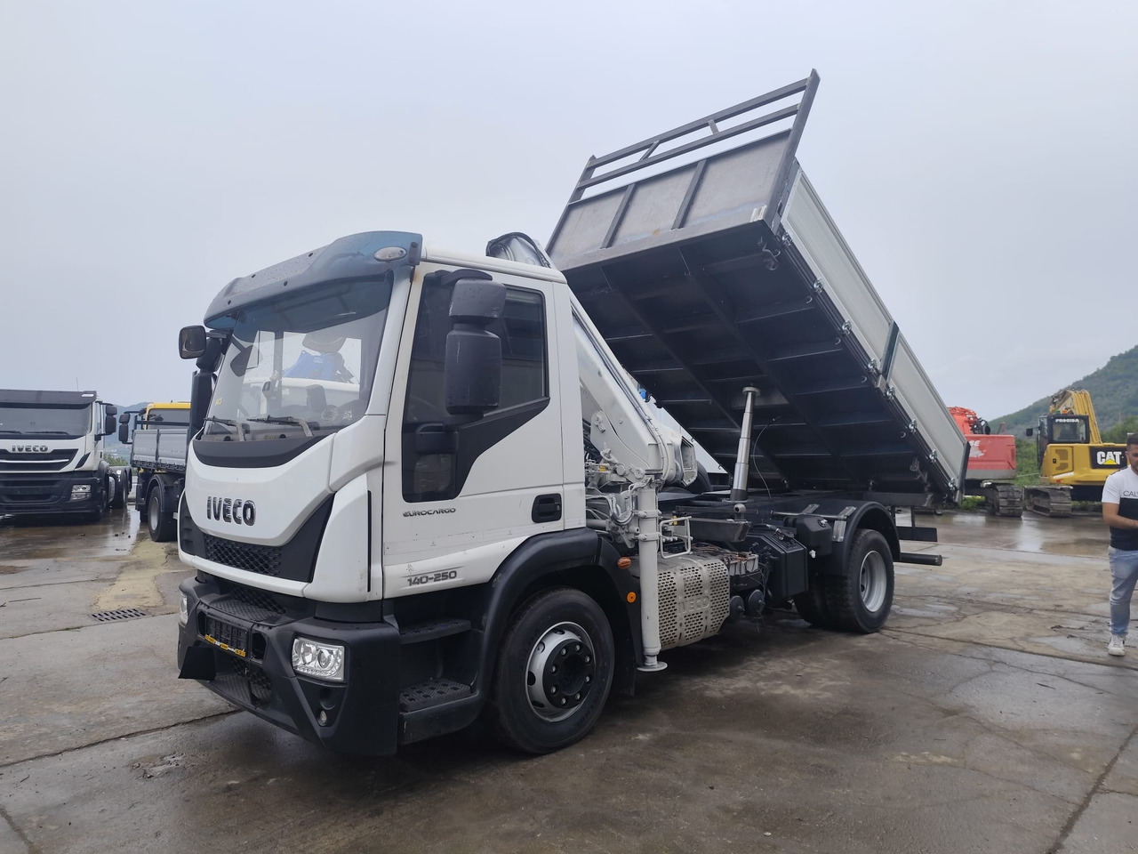 IVECO EUROCARGO 140-250 - Camión grúa: foto 1 IVECO EUROCARGO 140-250 - Camión grúa: foto 1