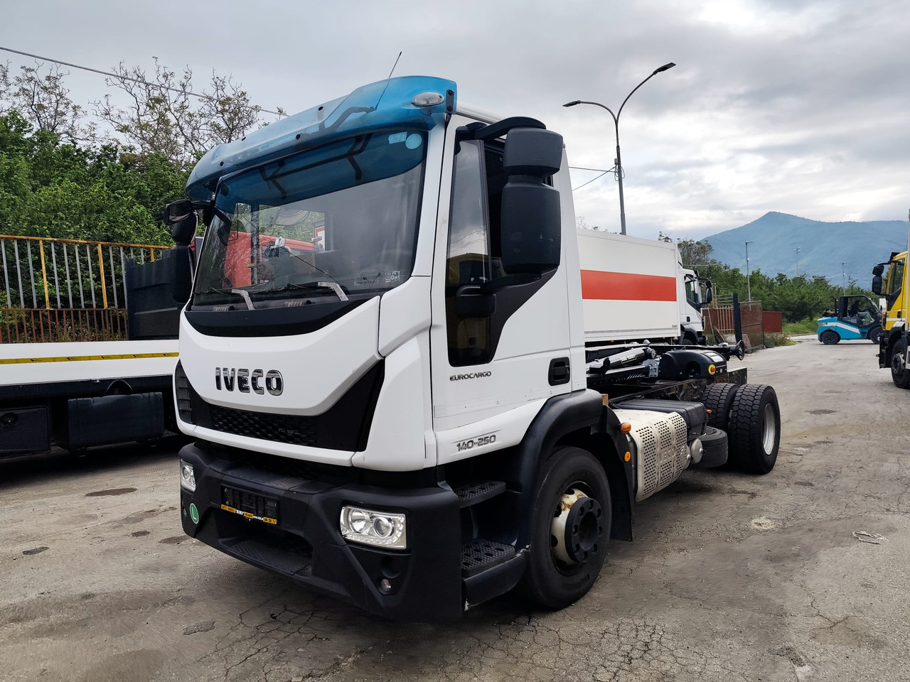 IVECO EUROCARGO 140-250 - Multibasculante camión: foto 1 IVECO EUROCARGO 140-250 - Multibasculante camión: foto 1