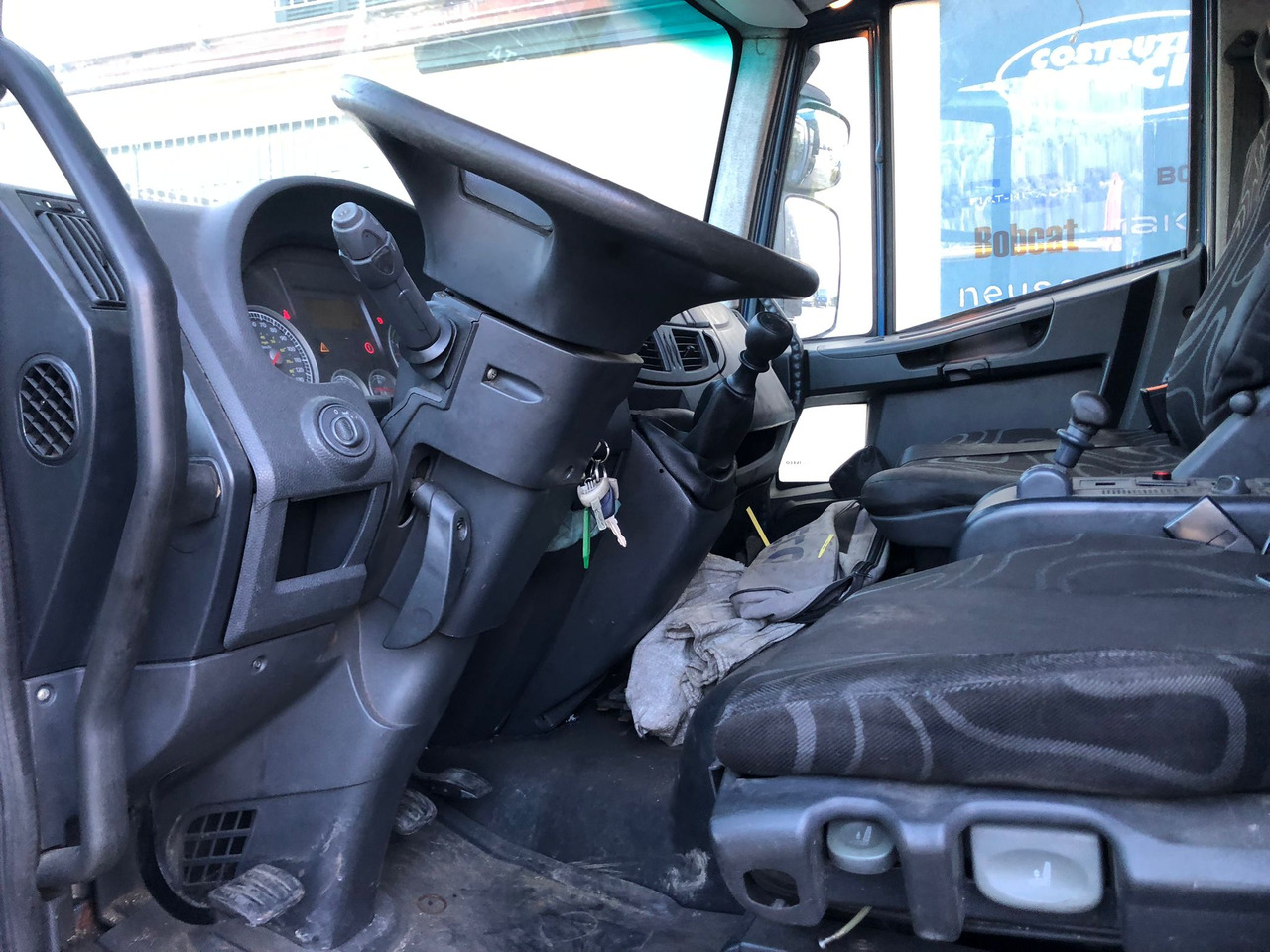 IVECO EUROCARGO 140E25 - Camión grúa: foto 5 IVECO EUROCARGO 140E25 - Camión grúa: foto 5
