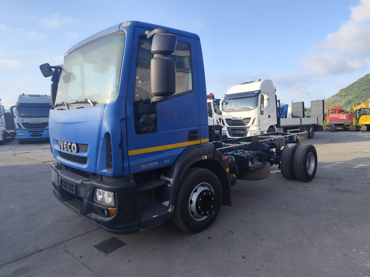 IVECO EUROCARGO 150E25 - Volquete camión: foto 1 IVECO EUROCARGO 150E25 - Volquete camión: foto 1