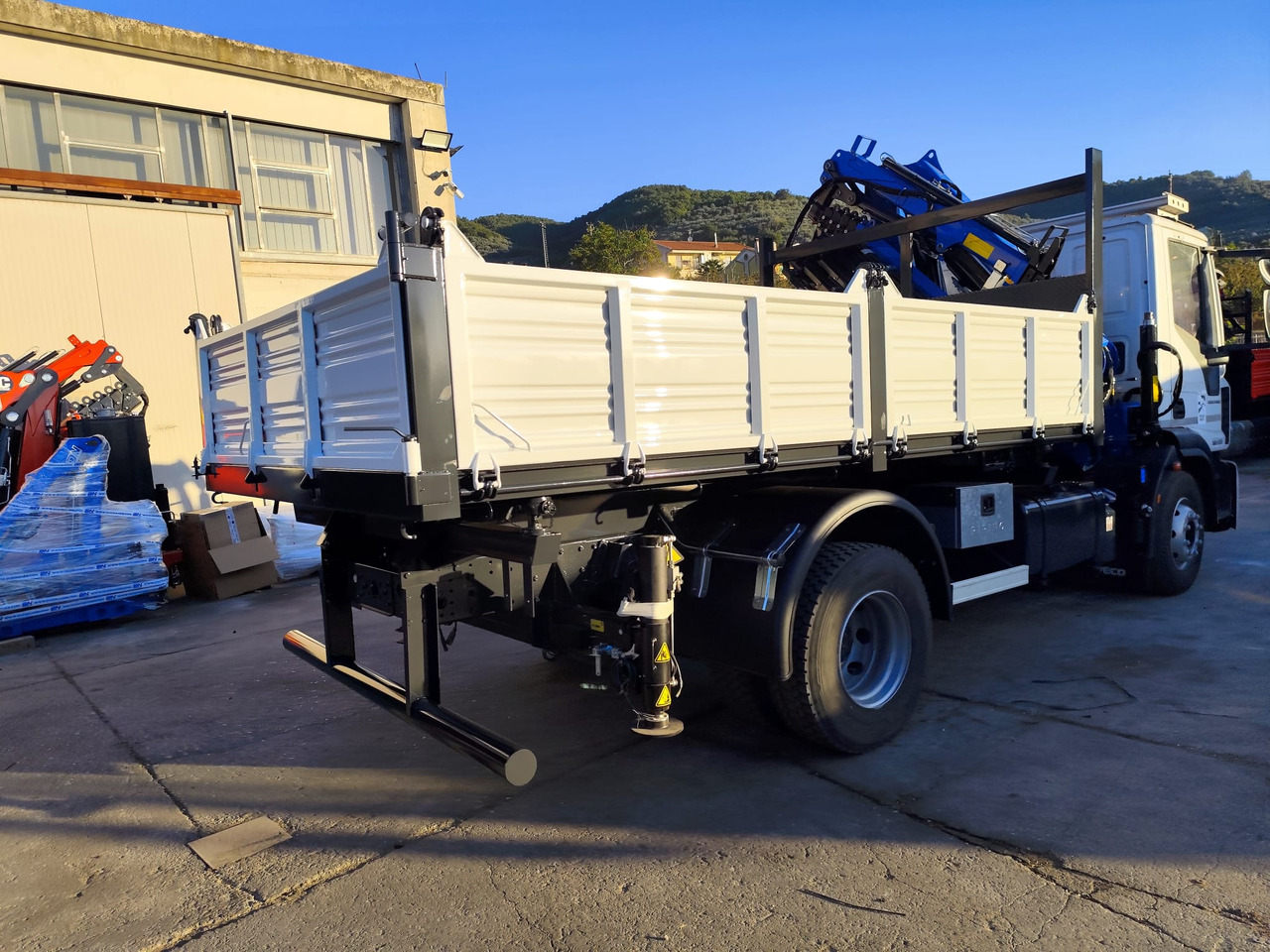 IVECO EUROCARGO 160-250 - Camión grúa, Volquete camión: foto 2 IVECO EUROCARGO 160-250 - Camión grúa, Volquete camión: foto 2