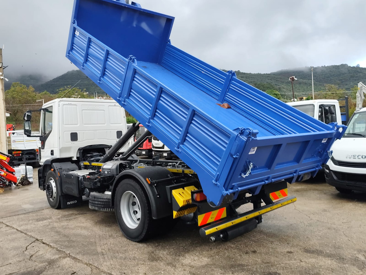 IVECO EUROCARGO 180-250 - Multibasculante camión, Camión grúa: foto 4 IVECO EUROCARGO 180-250 - Multibasculante camión, Camión grúa: foto 4