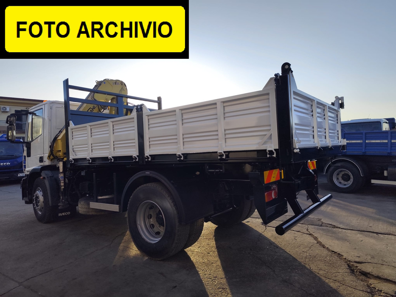 IVECO EUROCARGO 180E30 - Volquete camión, Camión grúa: foto 2 IVECO EUROCARGO 180E30 - Volquete camión, Camión grúa: foto 2