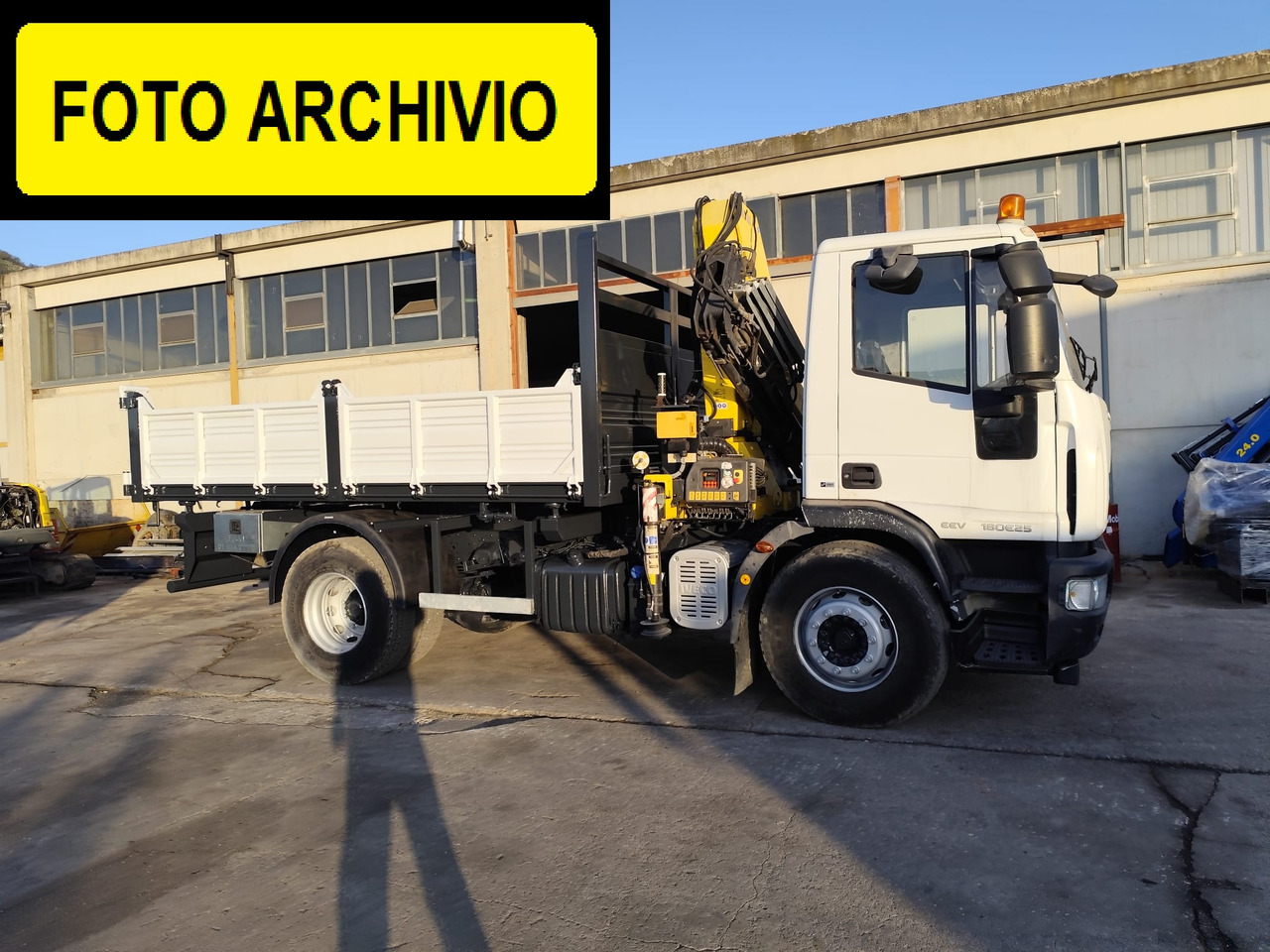 IVECO EUROCARGO 180E30 - Volquete camión, Camión grúa: foto 3 IVECO EUROCARGO 180E30 - Volquete camión, Camión grúa: foto 3