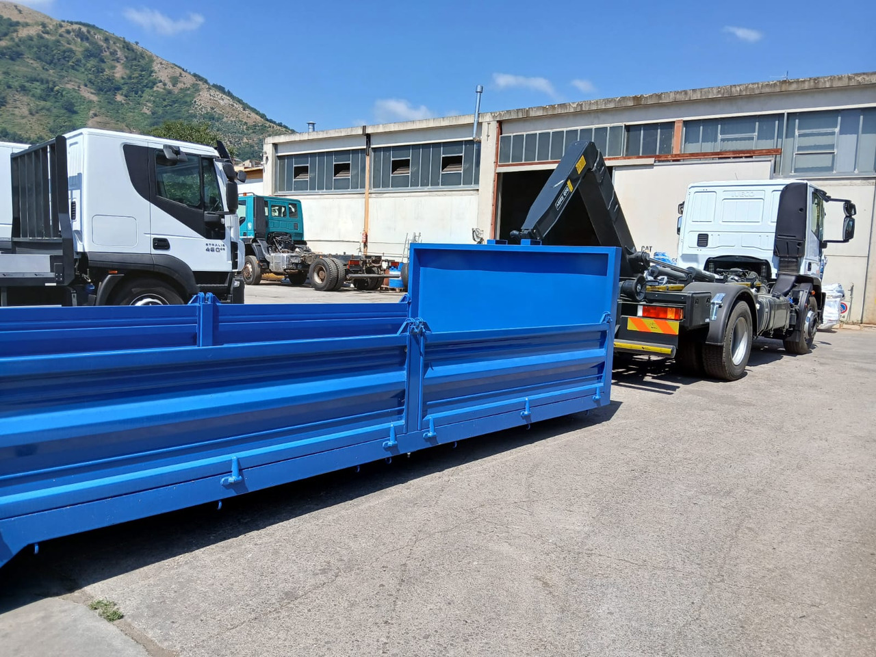 IVECO EUROCARGO 190EL25 - Multibasculante camión: foto 2 IVECO EUROCARGO 190EL25 - Multibasculante camión: foto 2