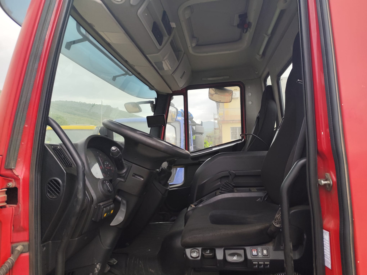 IVECO EUROCARGO 75-210 - Volquete camión: foto 3 IVECO EUROCARGO 75-210 - Volquete camión: foto 3