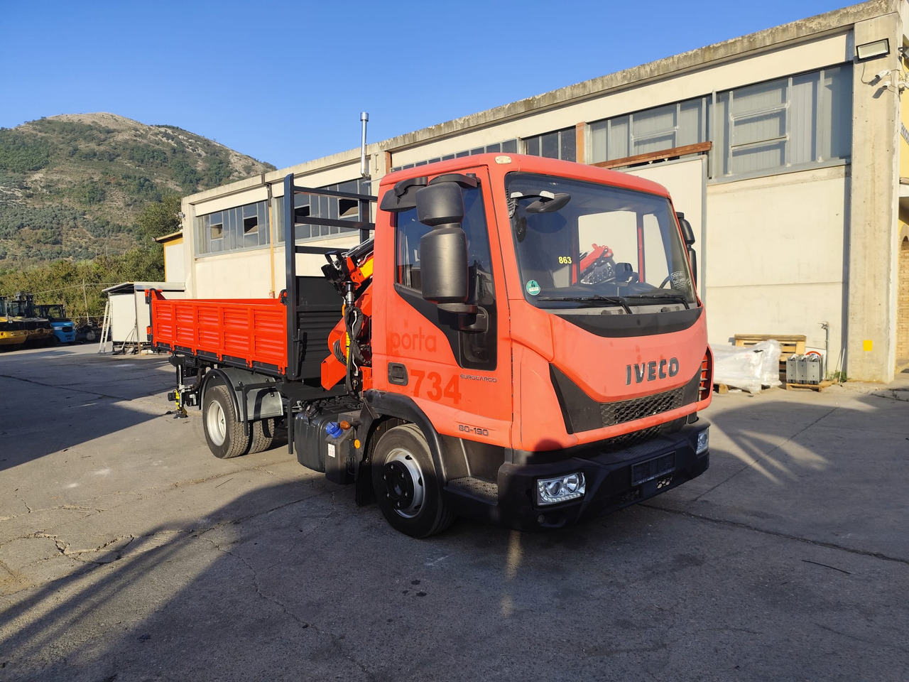 IVECO EUROCARGO 80-190 - Camión grúa, Volquete camión: foto 1 IVECO EUROCARGO 80-190 - Camión grúa, Volquete camión: foto 1