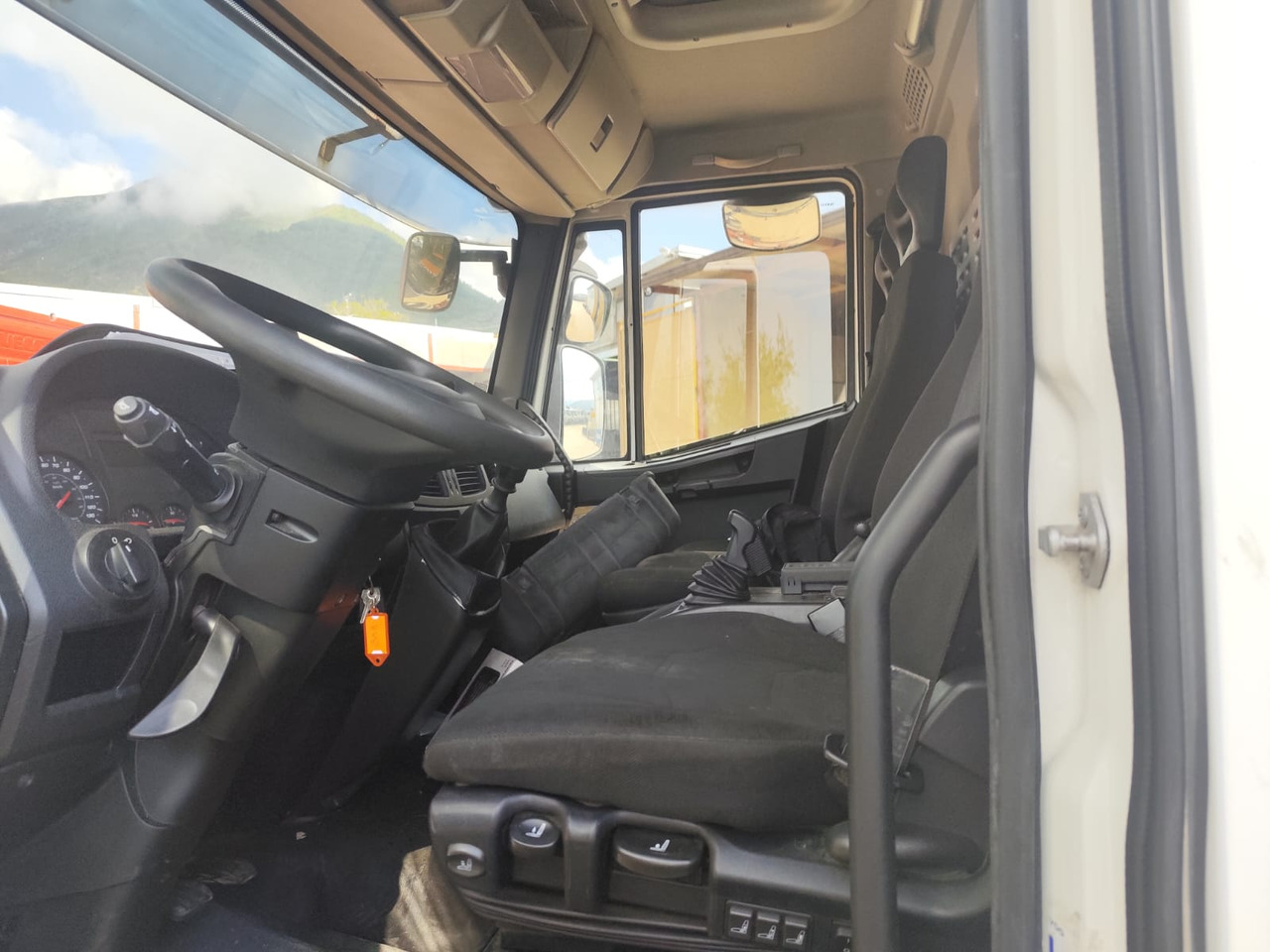 IVECO EUROCARGO 80-210 - Chasis camión: foto 2 IVECO EUROCARGO 80-210 - Chasis camión: foto 2