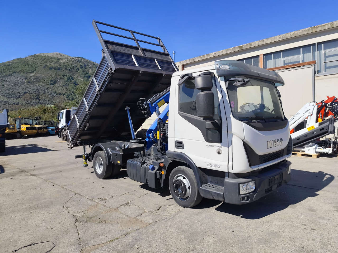 IVECO EUROCARGO 80-210 - Camión grúa, Volquete camión: foto 4 IVECO EUROCARGO 80-210 - Camión grúa, Volquete camión: foto 4
