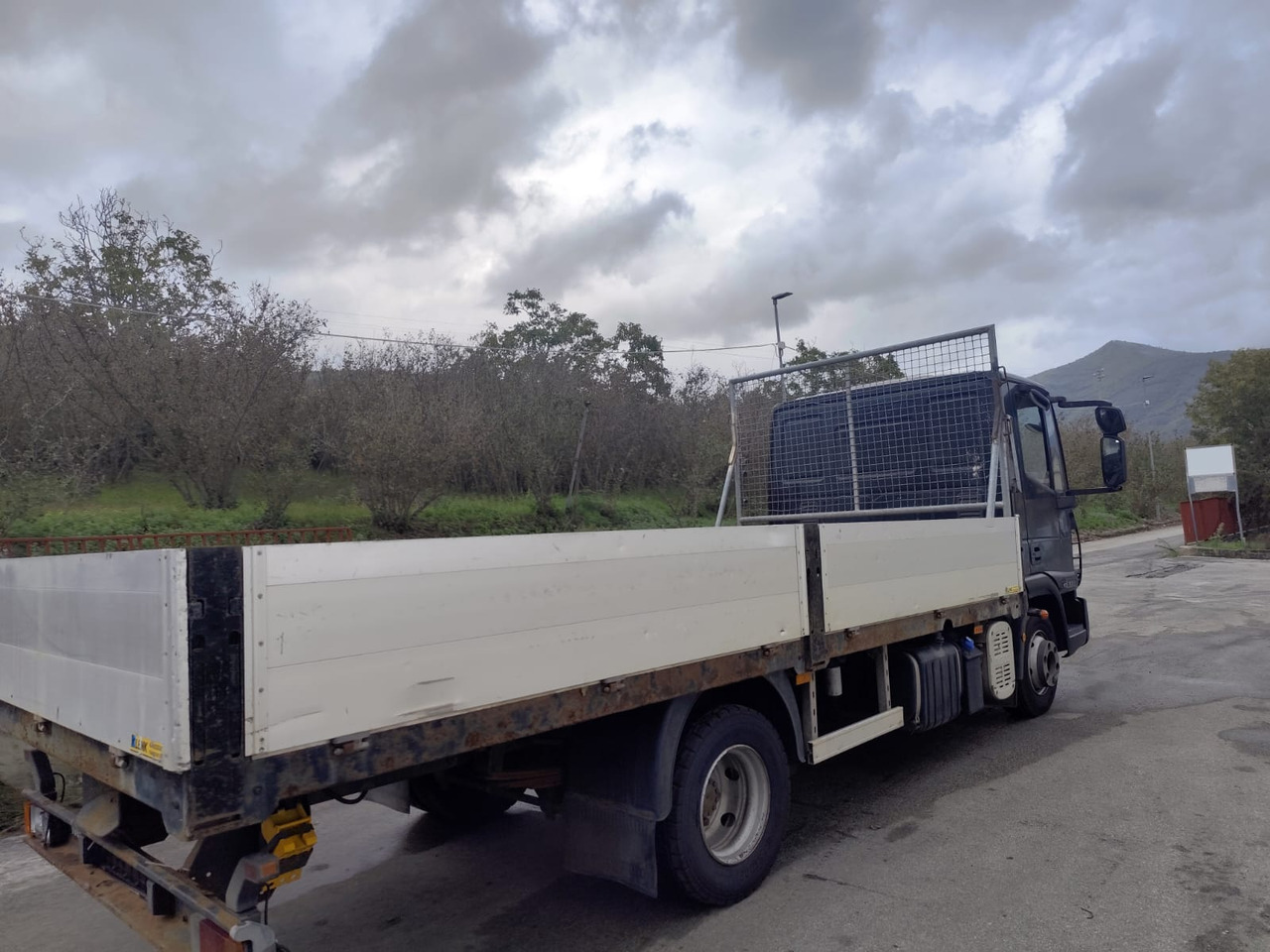 IVECO EUROCARGO 80E18 - Camión caja abierta, Volquete camión: foto 2 IVECO EUROCARGO 80E18 - Camión caja abierta, Volquete camión: foto 2