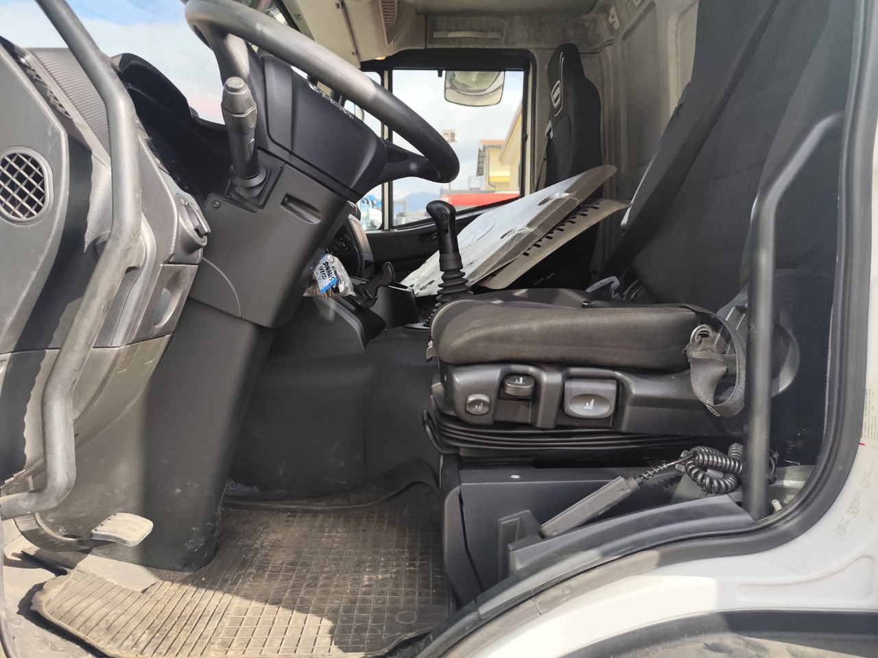 IVECO HI-STREET 260S31 XP - Chasis camión, Camión grúa: foto 2 IVECO HI-STREET 260S31 XP - Chasis camión, Camión grúa: foto 2