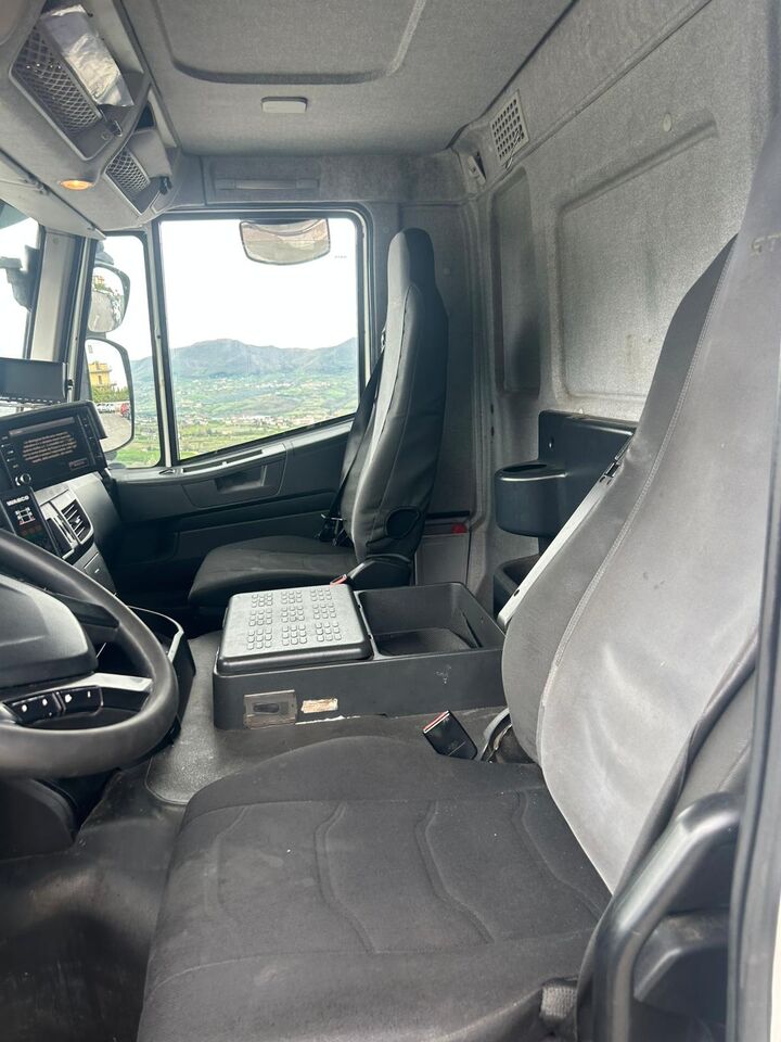 IVECO HI-WAY 260S46 XP - Camión grúa: foto 3 IVECO HI-WAY 260S46 XP - Camión grúa: foto 3