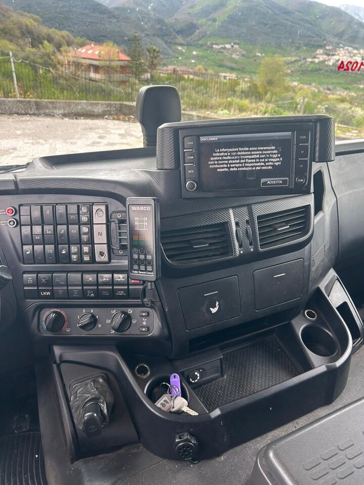 IVECO HI-WAY 260S46 XP - Camión grúa: foto 4 IVECO HI-WAY 260S46 XP - Camión grúa: foto 4