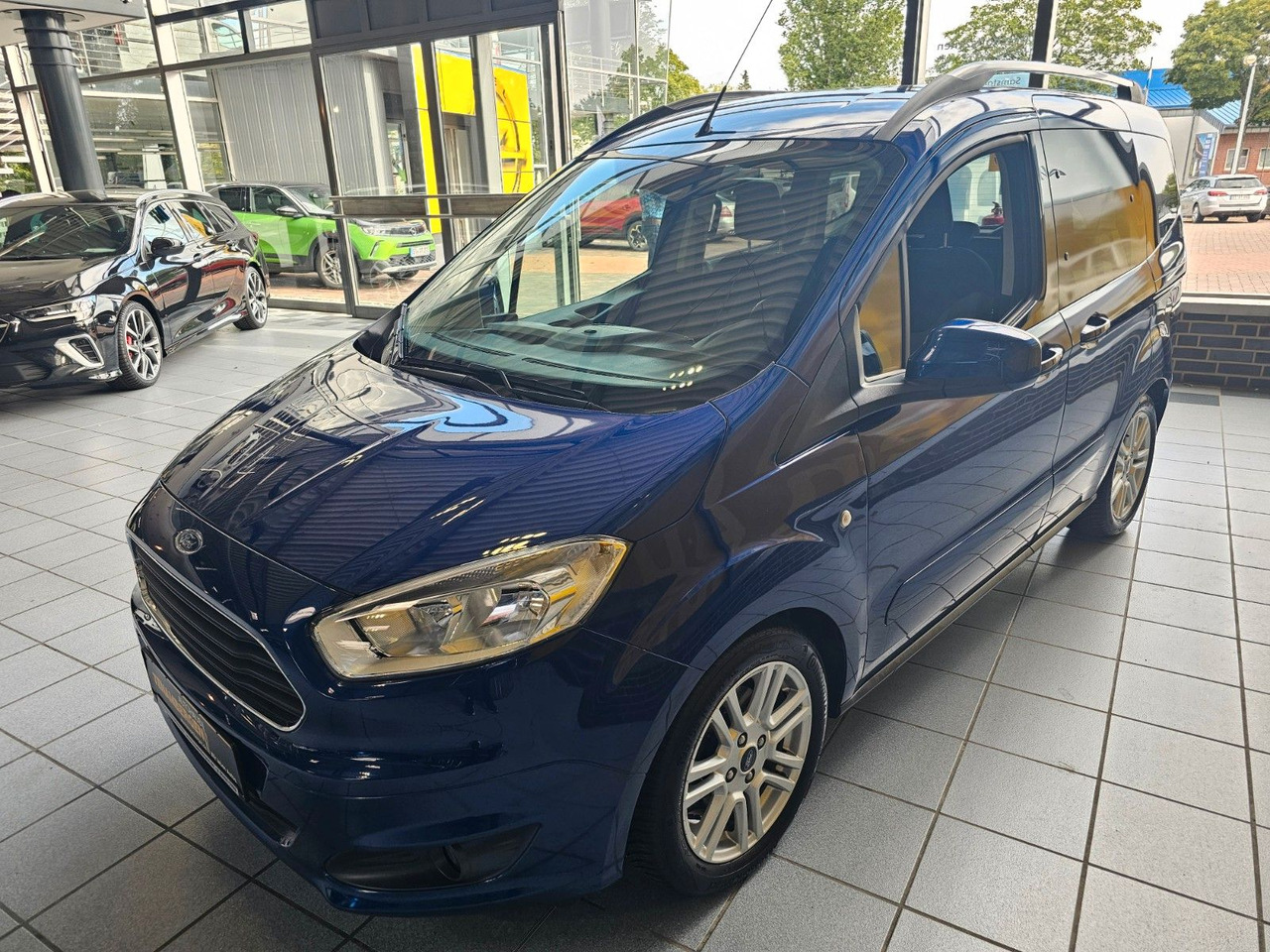 Ford Tourneo Courier Titanium behzb. Windschutzschei - Furgoneta de pasajeros: foto 4 Ford Tourneo Courier Titanium behzb. Windschutzschei - Furgoneta de pasajeros: foto 4