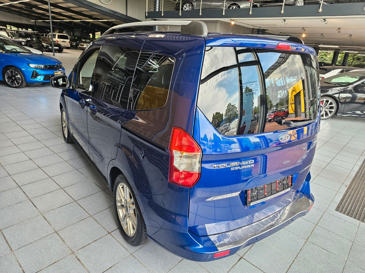 Ford Tourneo Courier Titanium behzb. Windschutzschei - Furgoneta de pasajeros: foto 5 Ford Tourneo Courier Titanium behzb. Windschutzschei - Furgoneta de pasajeros: foto 5