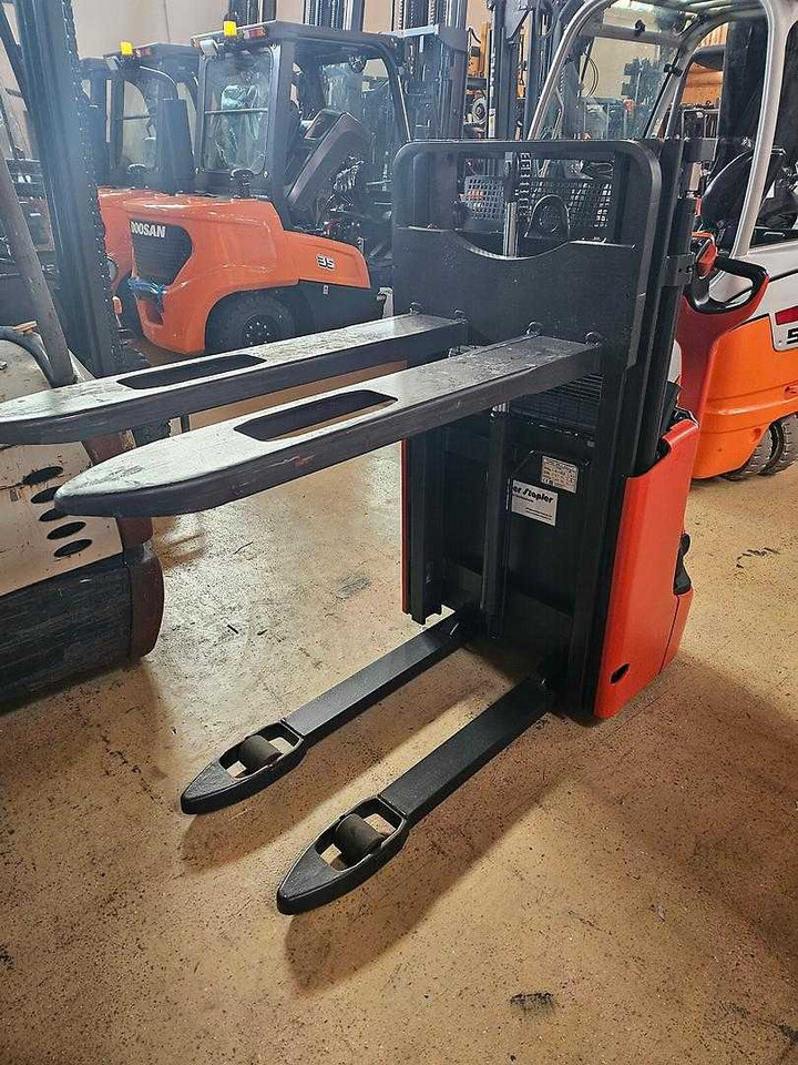 Linde L12 - Apilador: foto 2 Linde L12 - Apilador: foto 2