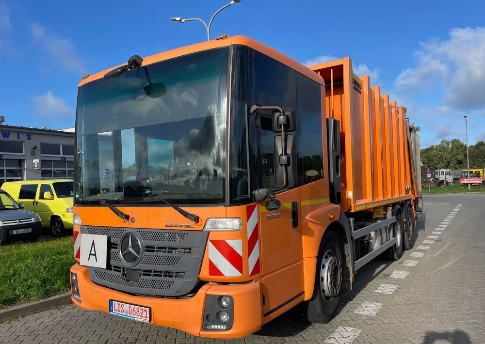 Mercedes-Benz MB ECONIC 1835 ŚMIECIARKA ZOLLER MEDIUM X2 - Camión de basura: foto 1 Mercedes-Benz MB ECONIC 1835 ŚMIECIARKA ZOLLER MEDIUM X2 - Camión de basura: foto 1
