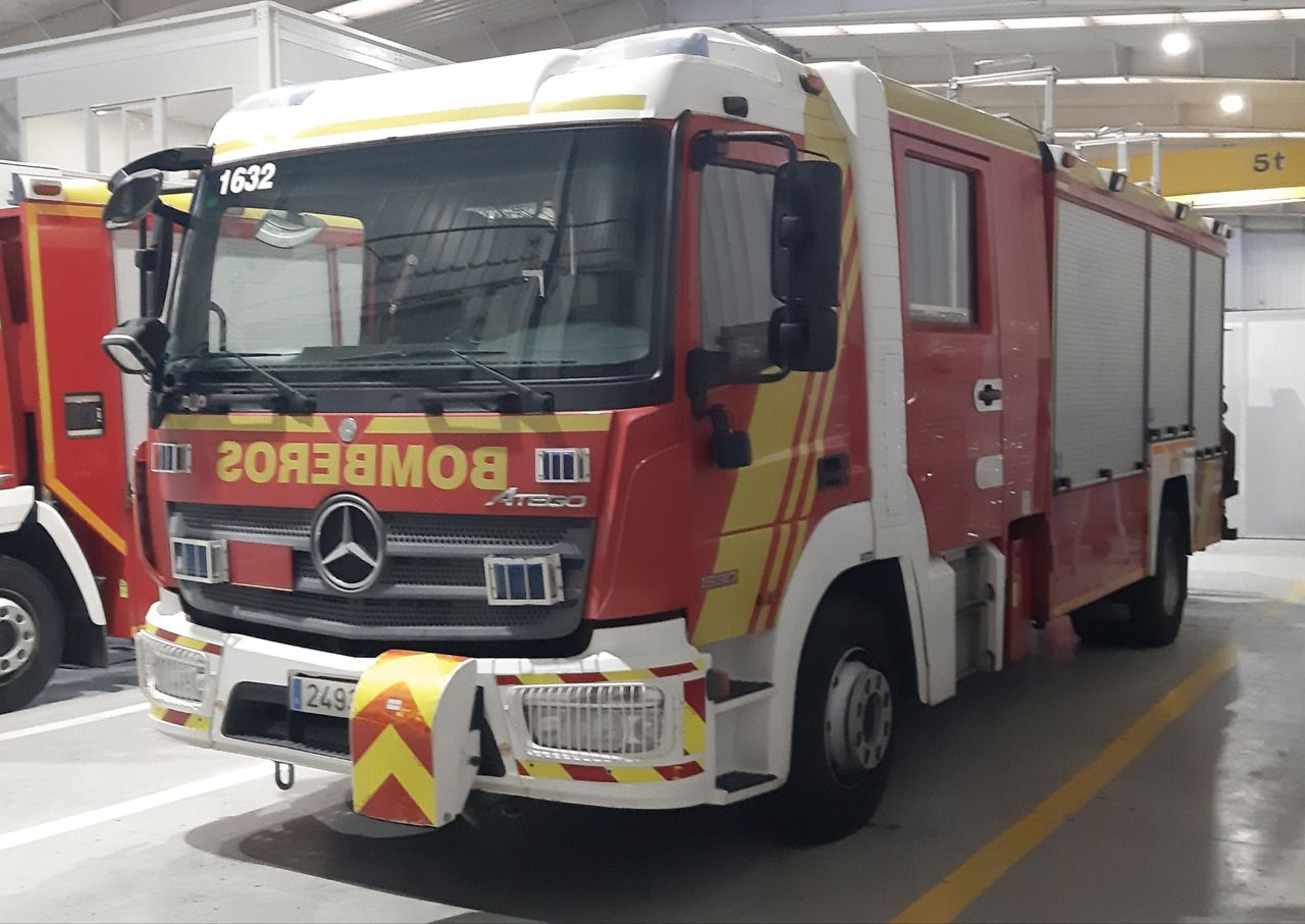MERCEDES-BENZ 1530 F - Camión de bomberos: foto 2 MERCEDES-BENZ 1530 F - Camión de bomberos: foto 2