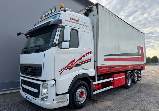 VolvoFH13 500 6x2 Ketjupurku + Rahtikaappi - Camión caja cerrada: foto 1 VolvoFH13 500 6x2 Ketjupurku + Rahtikaappi - Camión caja cerrada: foto 1