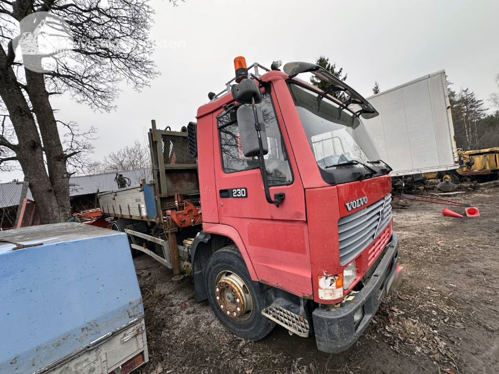Volvo FL7 - Camión grúa: foto 1 Volvo FL7 - Camión grúa: foto 1
