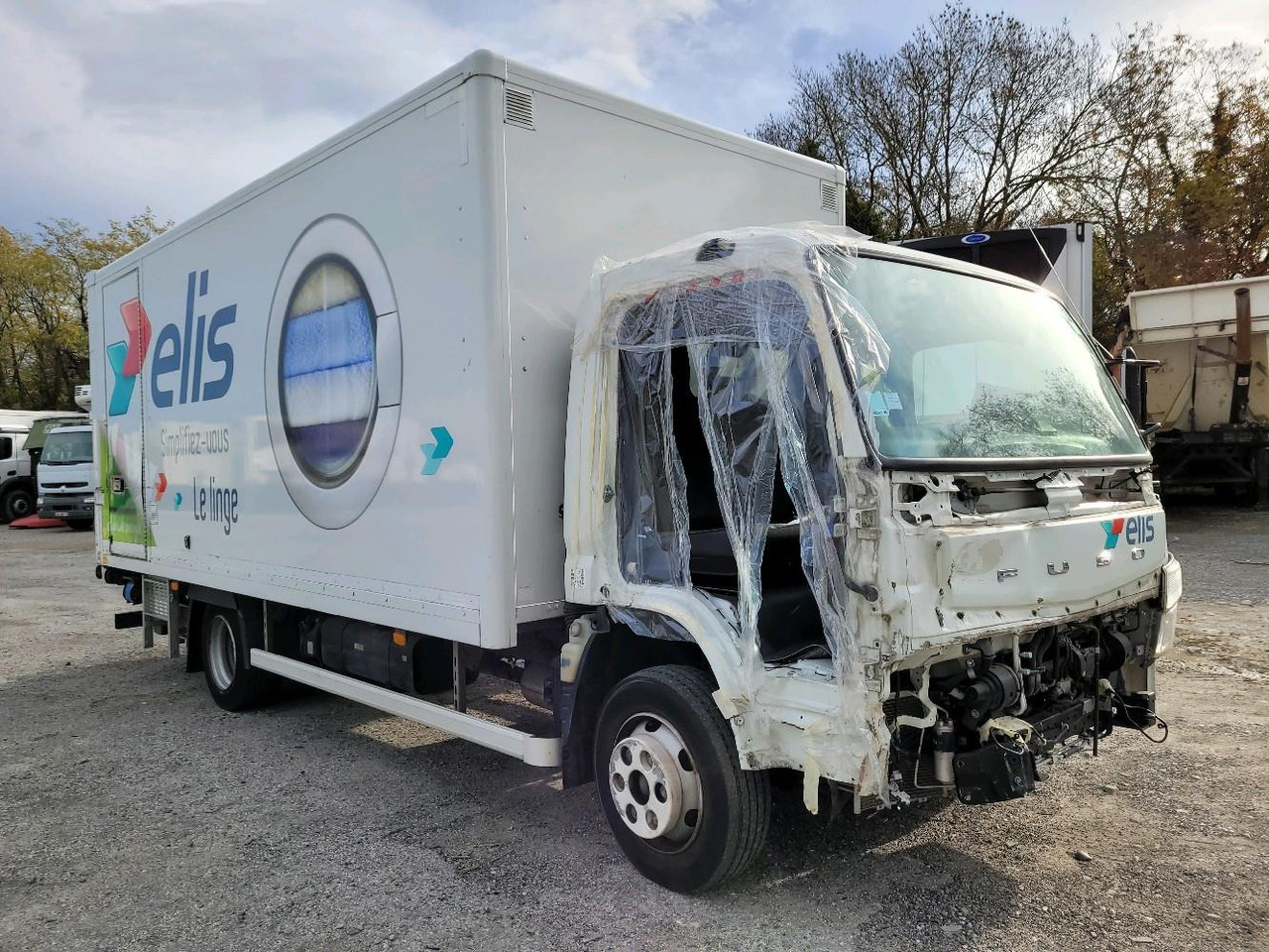 FUSO CANTER 7C15 - Camión caja cerrada: foto 1 FUSO CANTER 7C15 - Camión caja cerrada: foto 1